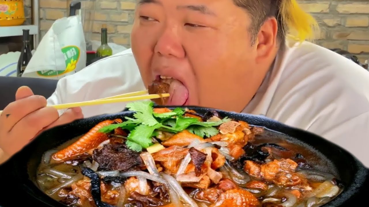 猴哥硬核下厨！小野鸡炖蘑菇慢炖出味，整一大锅端上桌，一群人抢着吃嗦汤吃肉超爽！【胖猴仔】