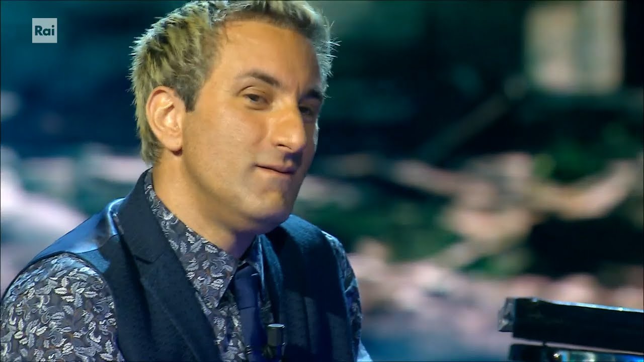 Davide Martello suona al pianoforte 