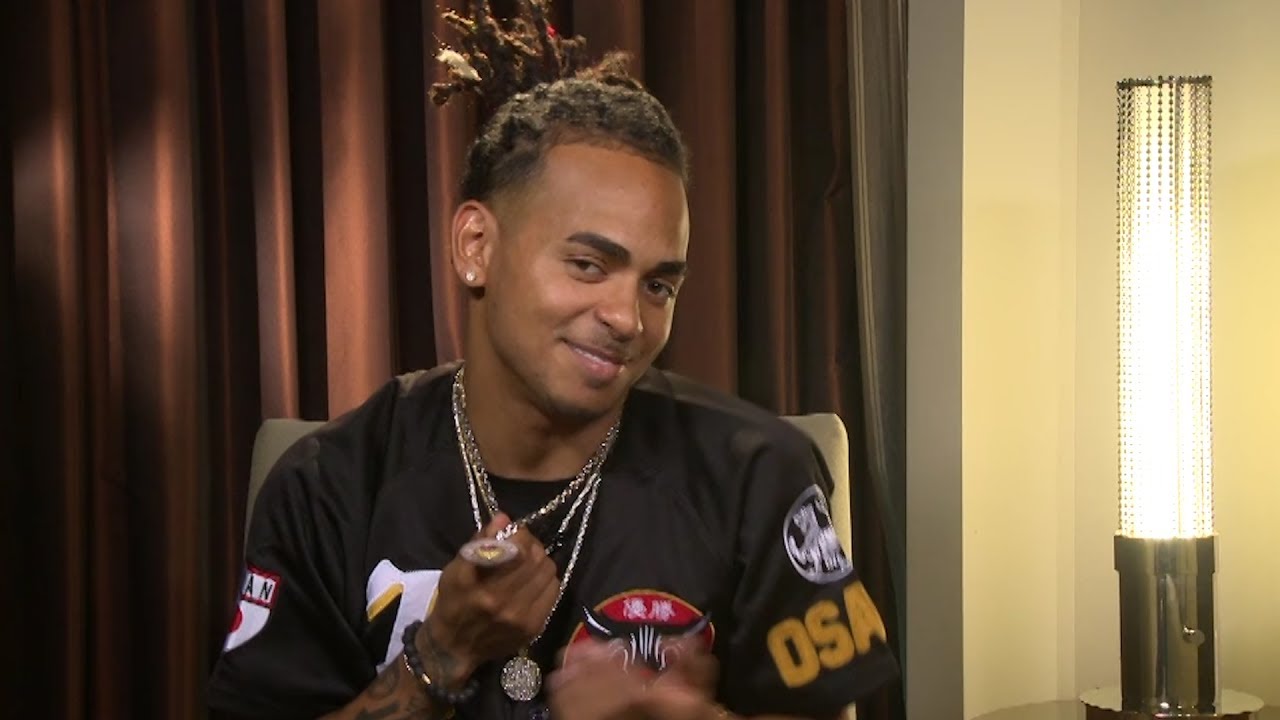 ¡EXCLUSIVO! OZUNA LUCE LA CADENA QUE LE REGALÓ J BALVIN