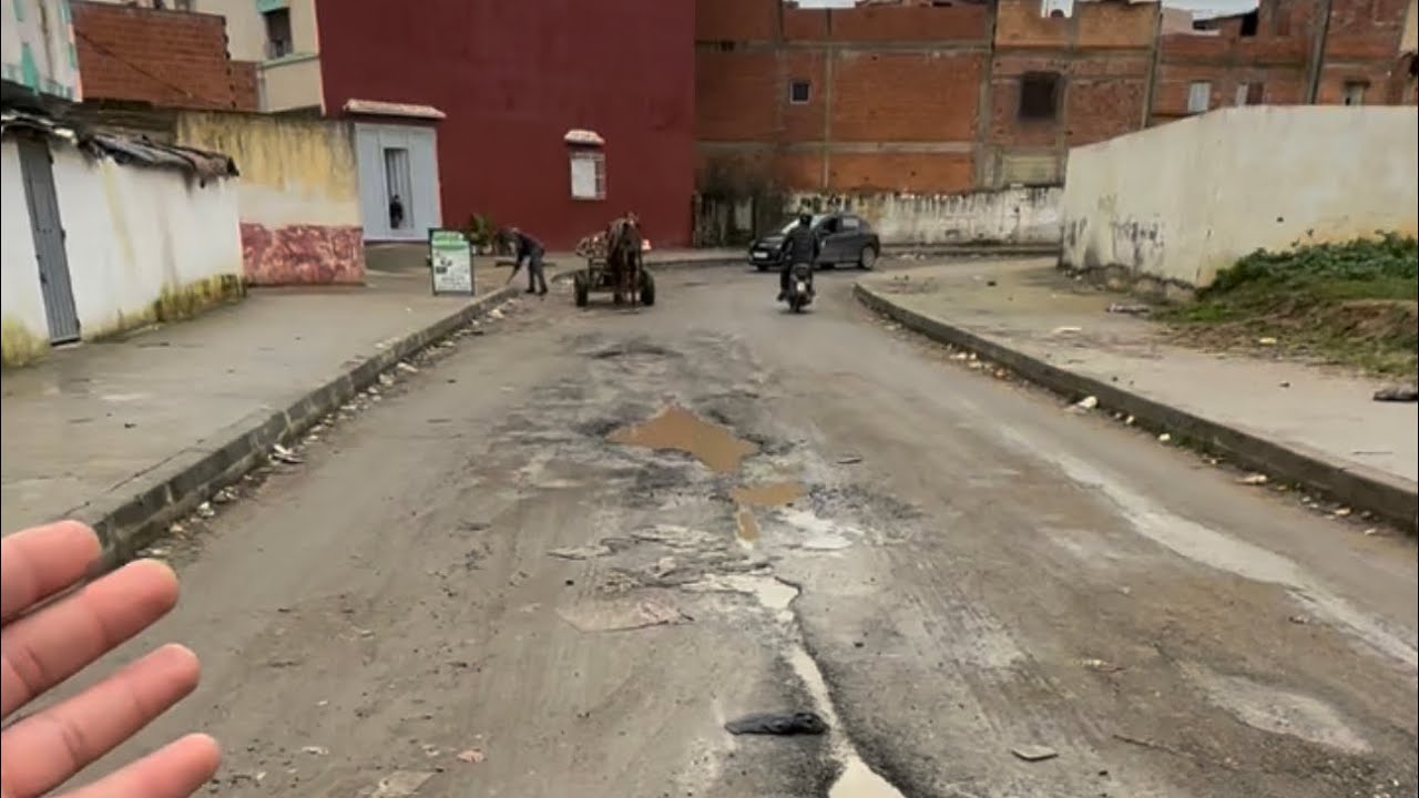 شاب مواطن مغربي، بعد غياب ناس الاختصاص، يقوم بدور مسؤولين في المجلس البلدي لمدينة القصر الكبير