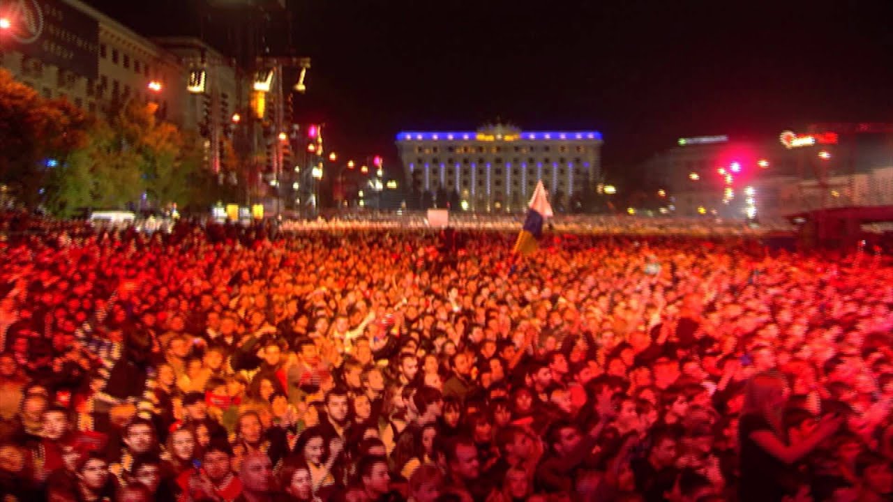 Queen спели в Харькове «Life must go on!» (2008)