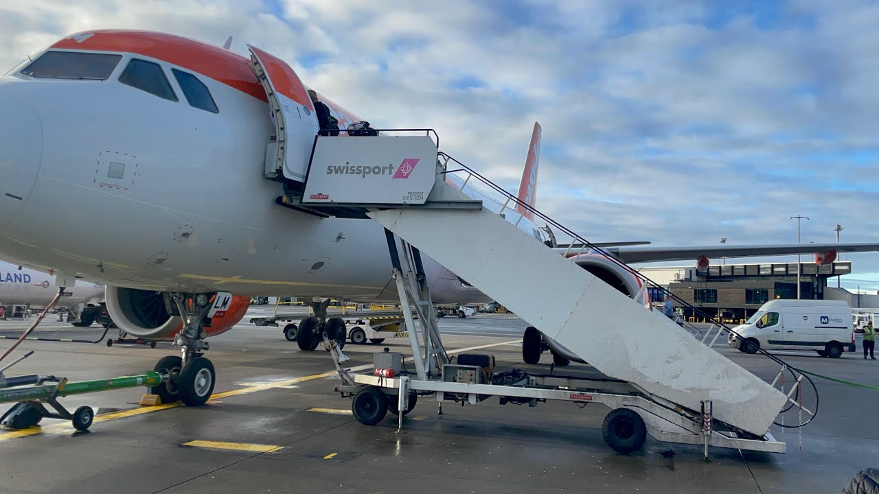 Flying Easyjet A320 Neo for some winter ☀️ from Glasgow Airport landing rarer 21R at Las Palmas