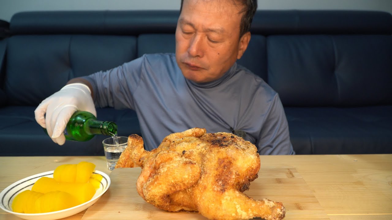 아버지가 직접 만드신 치킨에 소주 한 잔! 치쏘! (Fried chicken with Soju) 요리&먹방!! - Mukbang eating show