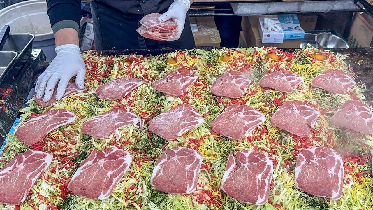 忙しいお好み焼き屋台