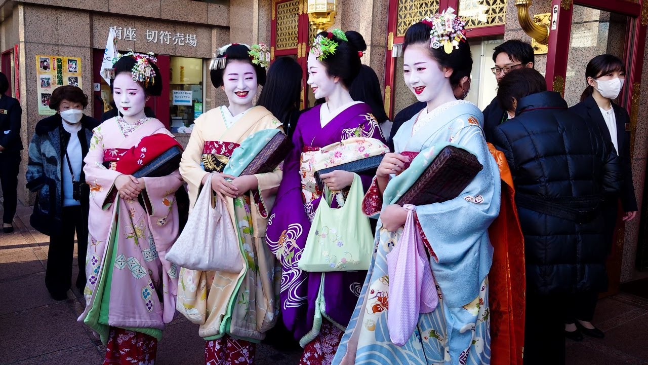 Geisha Walk at Minamiza in Gion Shijo, Kyoto 祇園、四条通りから南座を歩く舞妓さんの美しい振袖と帯。外国人観光客も感動 | 新春の京都旅行