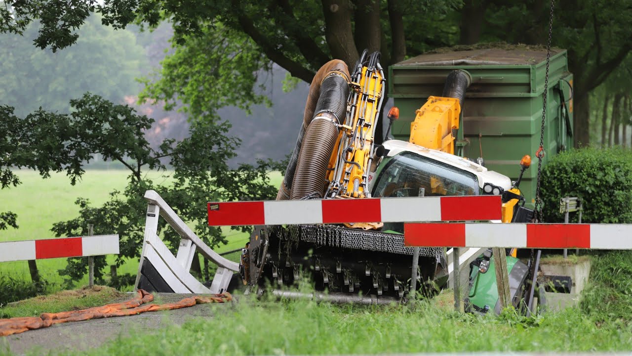 Trekker zakt door fietsersbrug in Renswoude, bestuurder ongedeerd