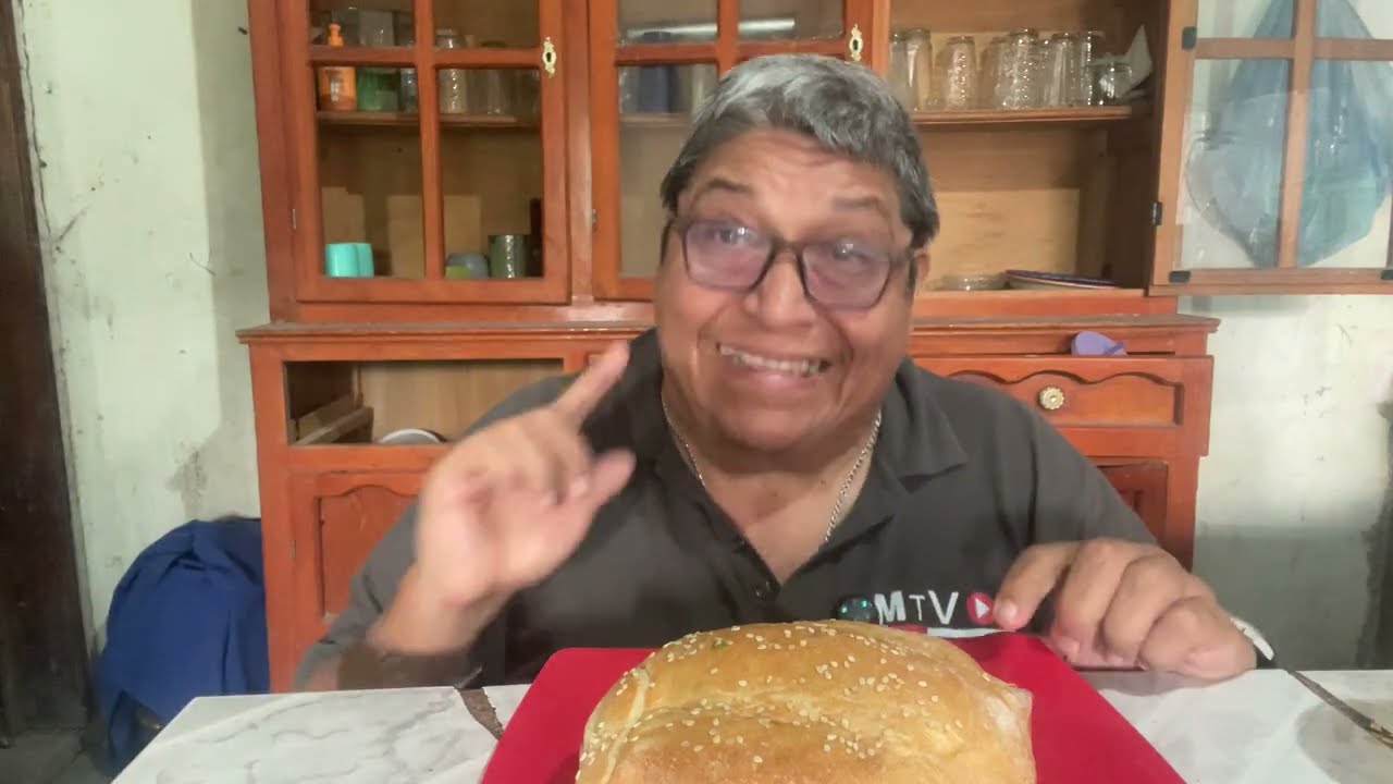comiendo una torta de jamon con aguacate /mtv