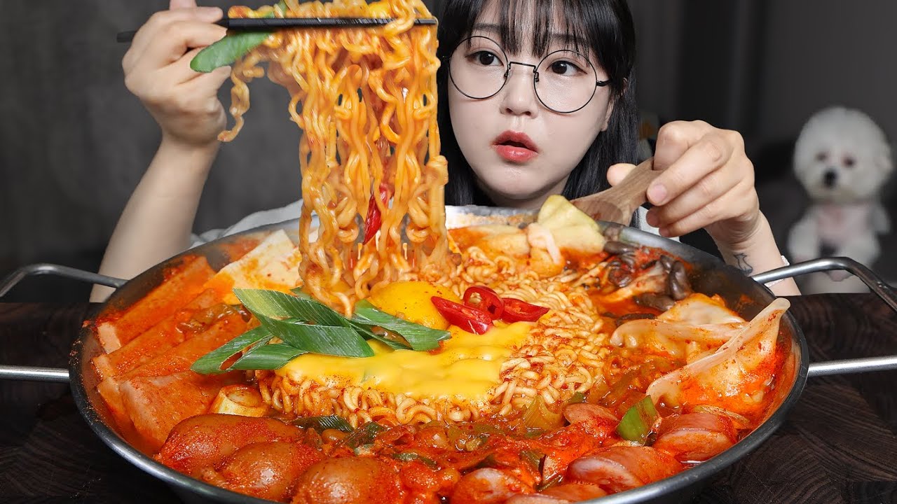 Ешьте острую тушеную колбасу с рамэном🍲Mukbang ASMR