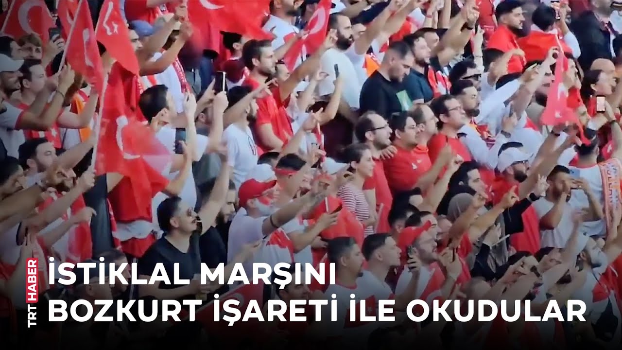 Taraftarımız İstiklal Marşı'nı bozkurt işareti yaparak okudu