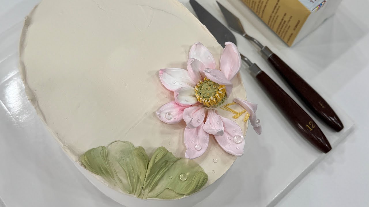Use cream topping to make an artistic lotus flower / #caketv #hoabay #cakedecorating 