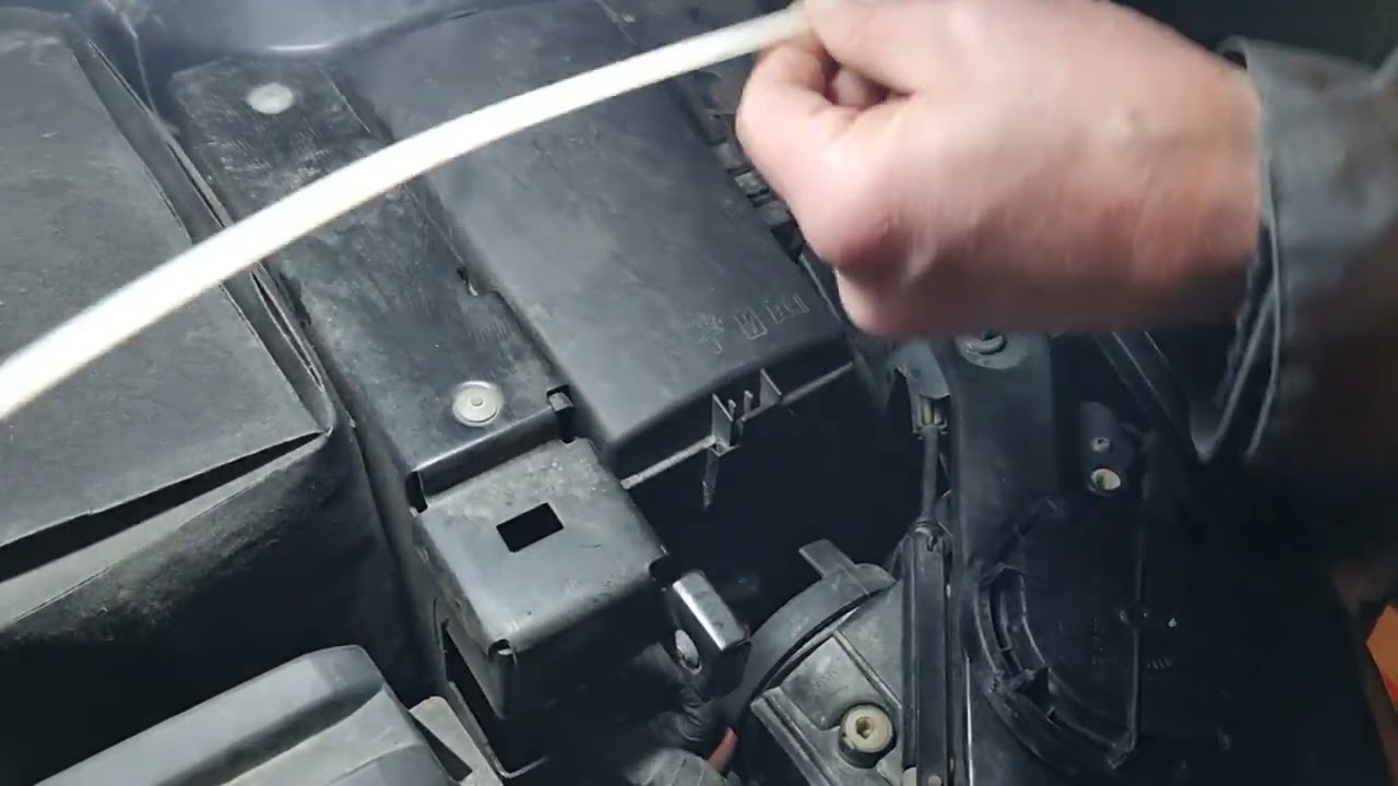 Wymiana żarówki świateł mijania H7 w WV golf 7