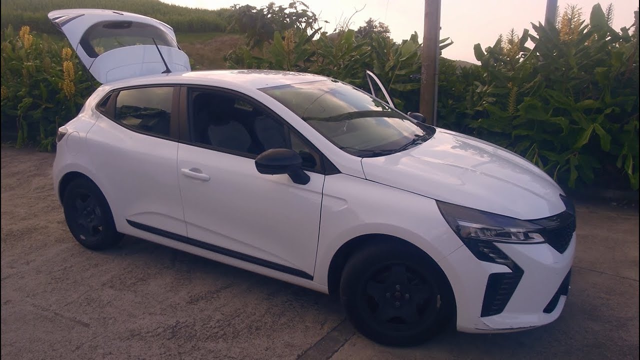 Renault Clio Car Review as American Driver - 11 Day Rental - Manual Transmission - 5spd