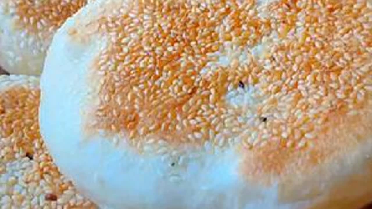 这样做的椒盐芝麻饼嘎嘎香！不用提前发面，当早餐也来的及哦！#早餐饼 #早餐自己做 #霍霍面