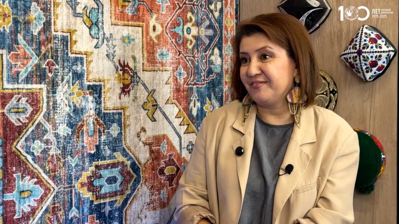 Блогер Наргис Касымова в гостях у «Чайханы Русского дома в Душанбе»