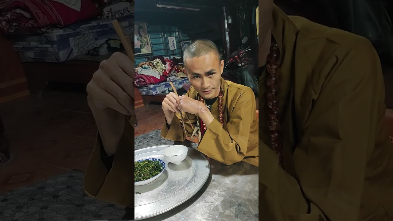 Thầy dùng bữa chiều chỉ một đĩa rau, mọi cúng dường của Phật tử thầy ko nhận thứ gì cả.
