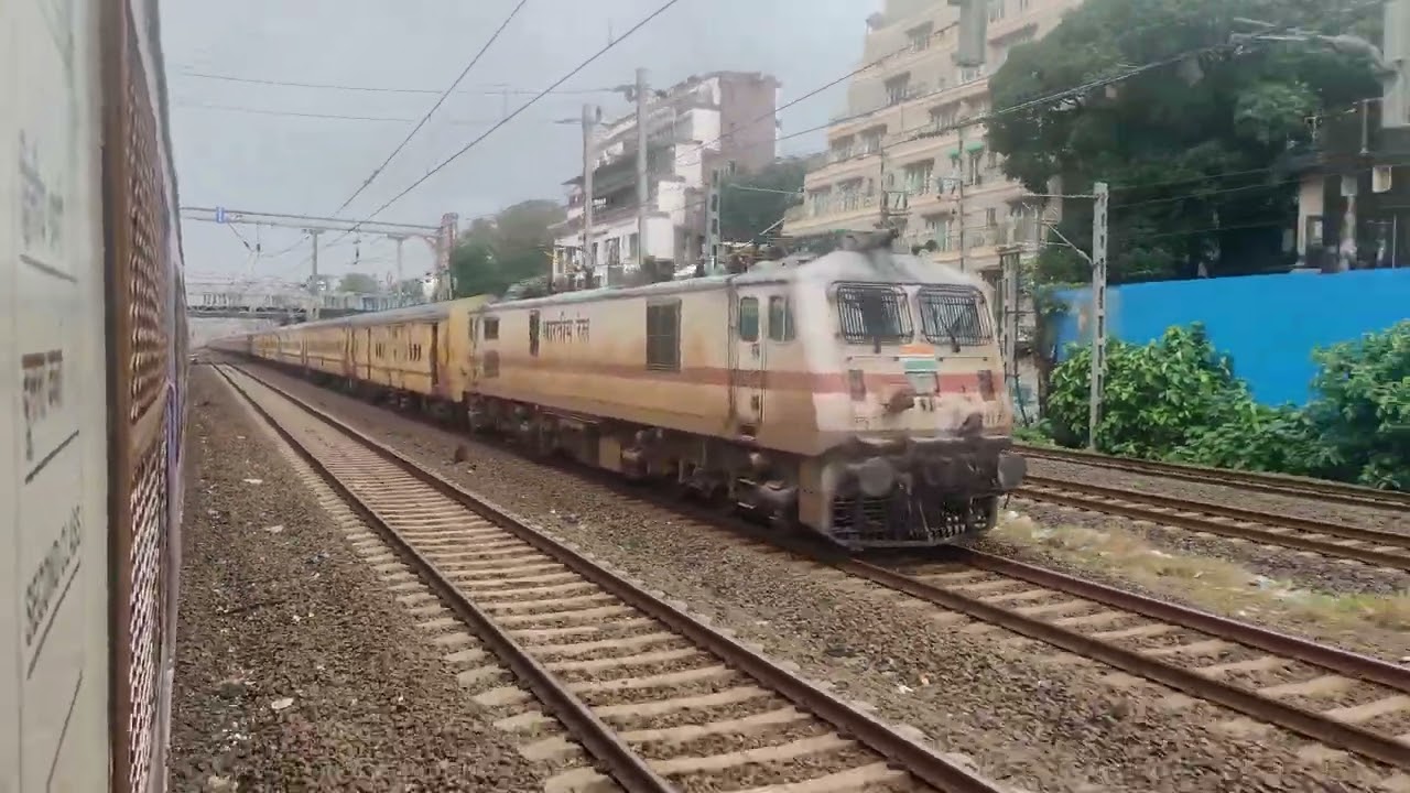 22954 ADI-MMCT Gujarat SF Express Vs Mumbai Local.