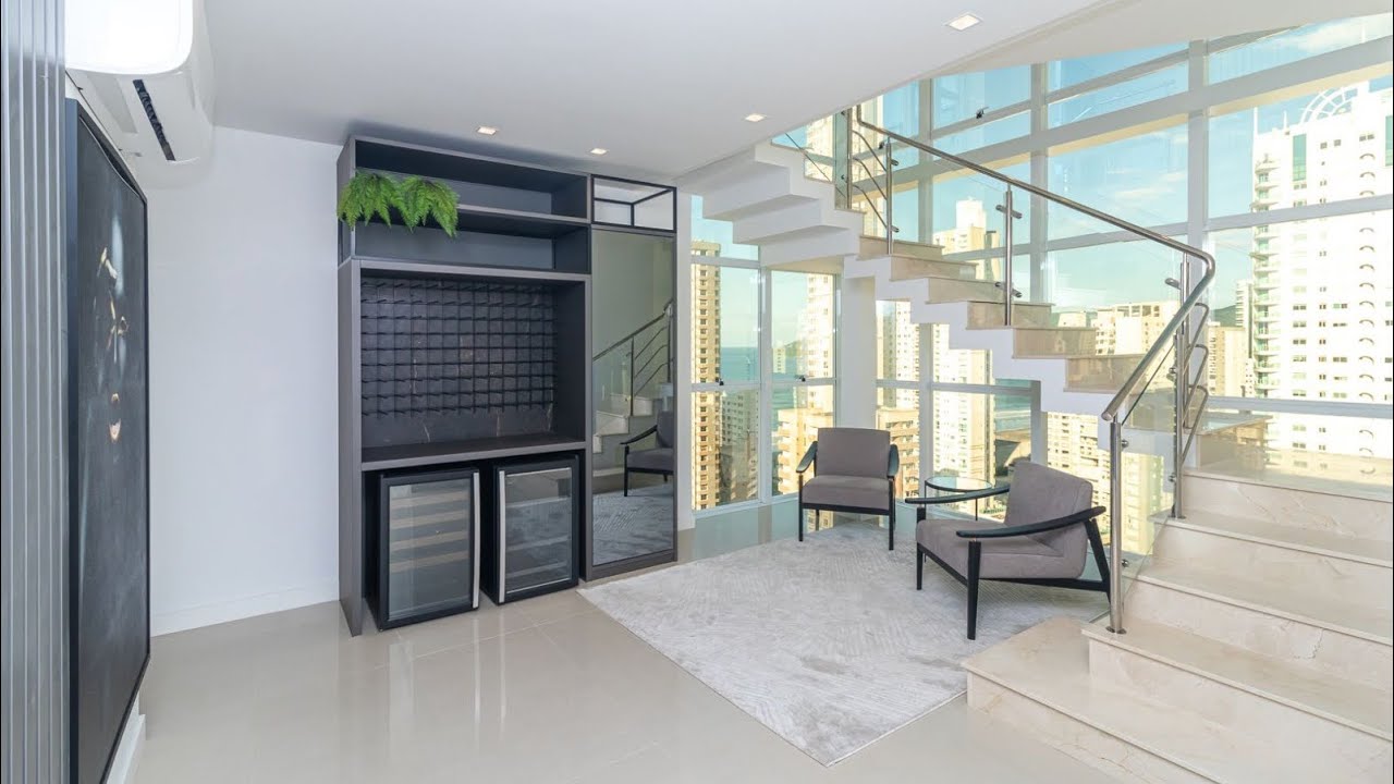 Cobertura incrível a venda em Balneário Camboriú, com 4 suítes e vista pro mar.