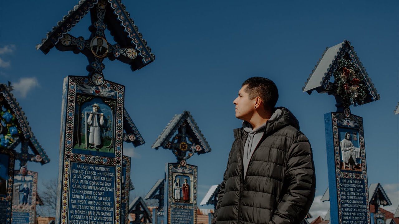 ASÍ ES EL CEMENTERIO ALEGRE DE RUMANÍA