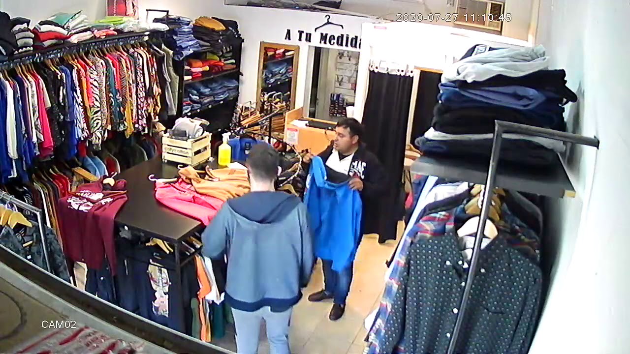 Video: rob&oacute; ropa en un comercio y fue captado por la c&aacute;mara de seguridad