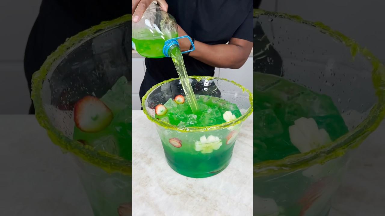 The St. Patrick's Day Green Punch 🍀🤯🍬  @tipsybartender x @auvodka 🤝 #stpatricksday #auvodka