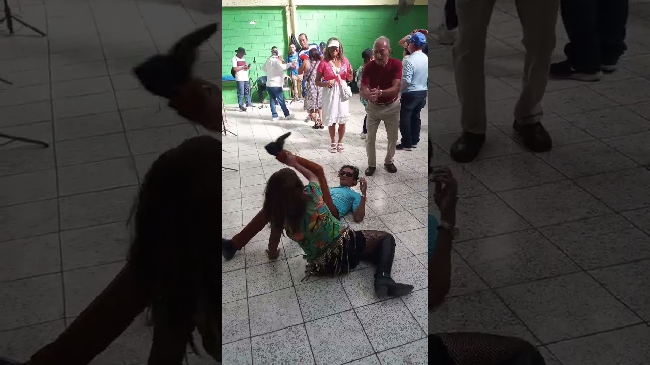 🤣la ca&iacute;da de don To&ntilde;o el serrucho 🤣😂 #baile #danzaespanola #cumbia #bailarinafeliz #dance #bailando