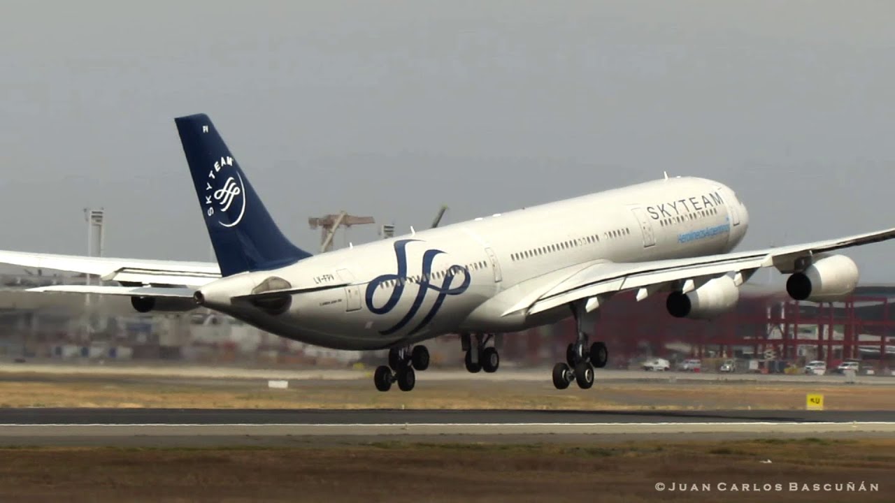 SKYTEAM Aerolíneas Argentinas Airbus A340-313 (LV-FPV) despegando desde Santiago de Chile SCL/SCEL