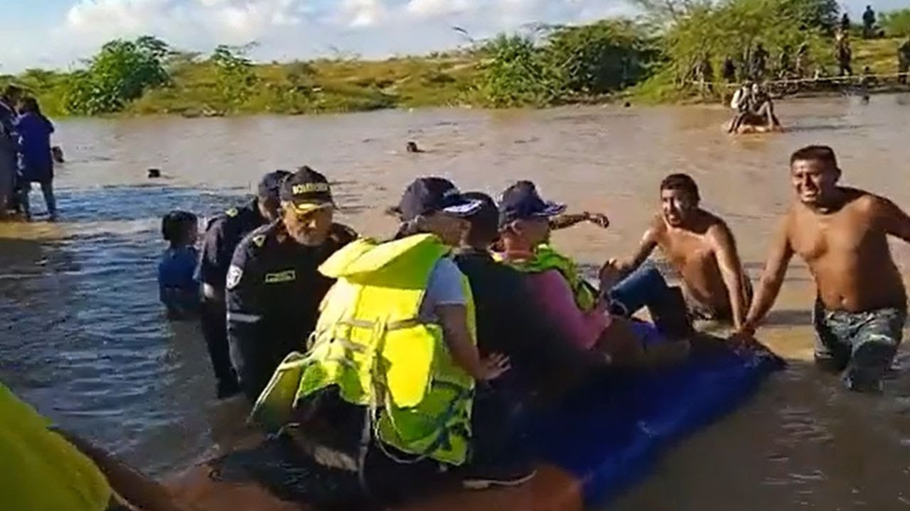 ⭕Traves&iacute;a del presidente Gustavo Petro en un rio de Uribia, La Guajira👇👇