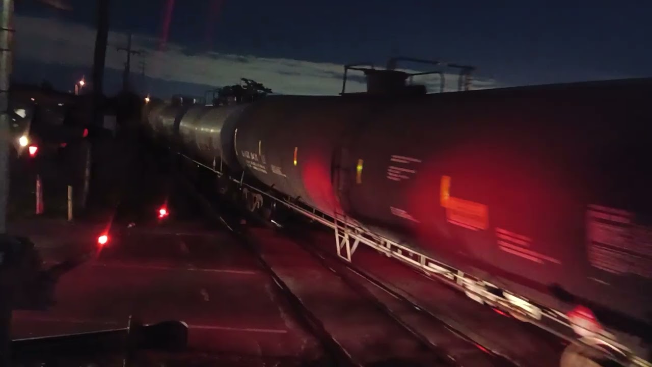 CSX 405 YN2 leads UP manifest to CSX Gentilly.