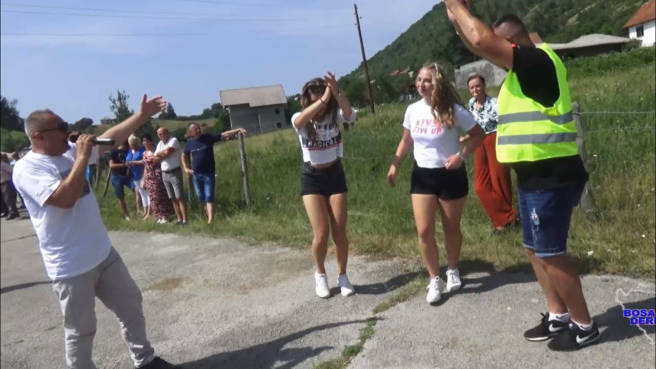 Evo Bari u Knezini svira duplo kolo za naseg Mahira