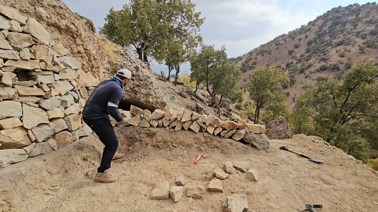 solo survival in the rainstorm, building a safe stone shelter