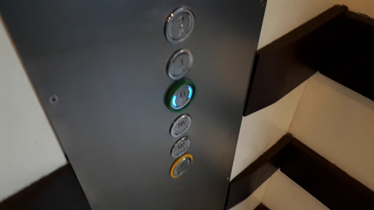 2× crappy ThyssenKrupp traction elevators @ Carrefour, Nîmes, France