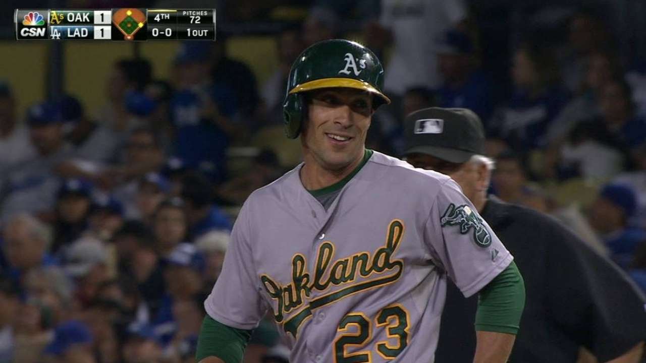 OAK@LAD: Fuld's bunt single ties game in 4th