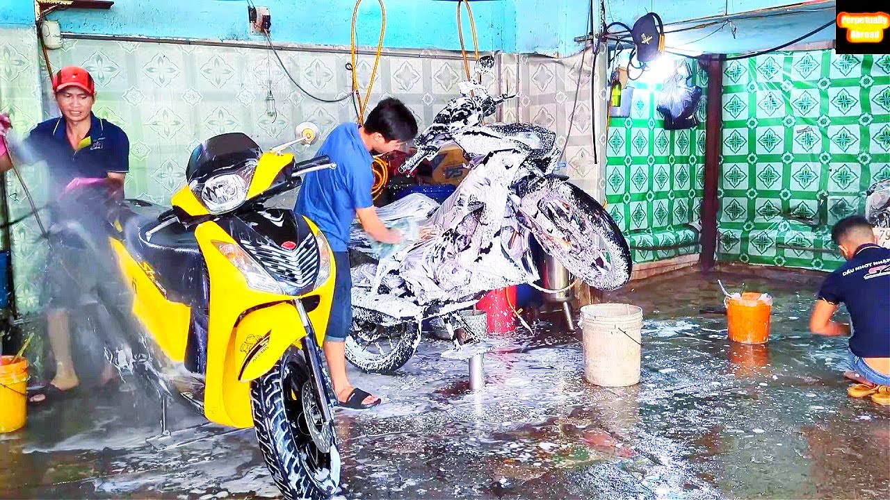 1.3$ USD BIKE WASH IN VIETNAM - Washing DIRTY Motorcycle For A Cheap Price In Saigon