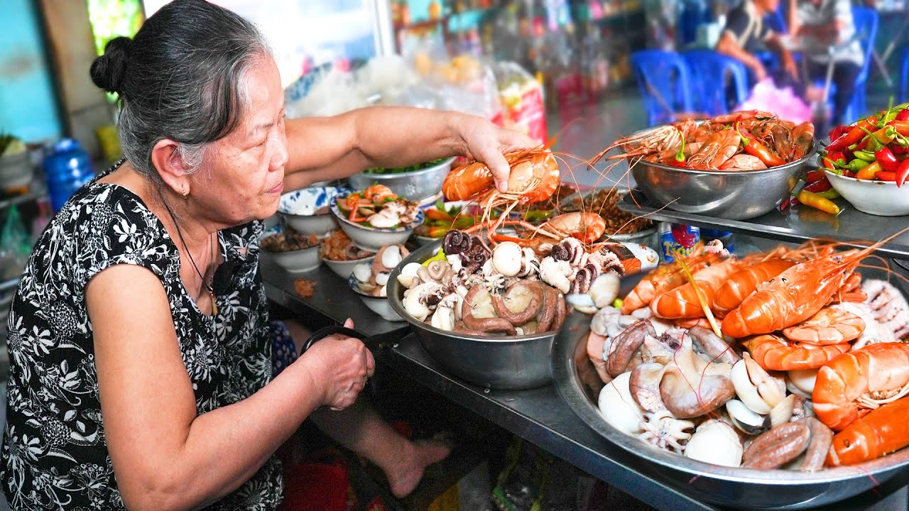 Chuyện lạ quán quê bán tô hủ tiếu tôm càng kèm rau nhút từ 50 ngàn đến nửa triệu, toàn khách sộp ăn