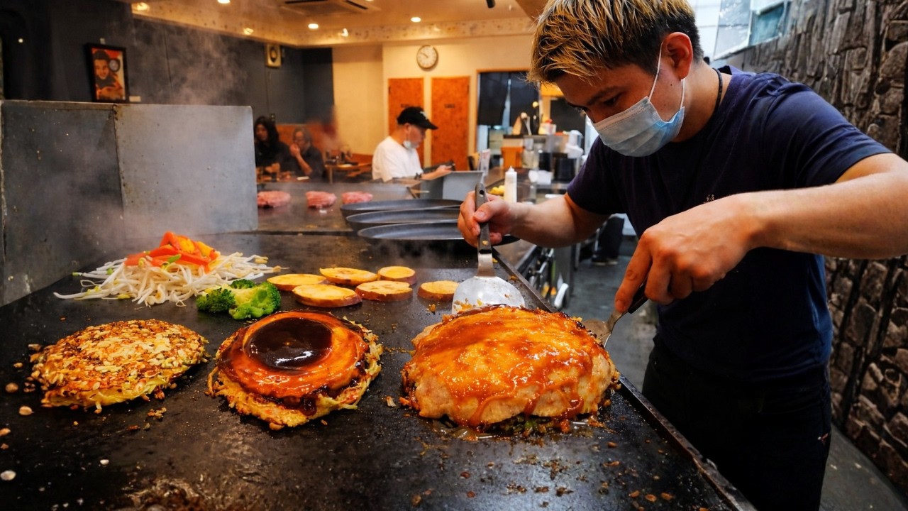 Large Yakisoba at the Popular Okonomiyaki Restaurant in Osaka! This Chef Quit Comedy at 25 to Cook