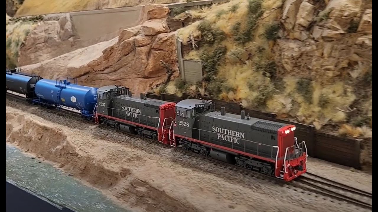 Athearn Southern Pacific SW1500 & GP9 Motive Power - Pacific Coast Lines