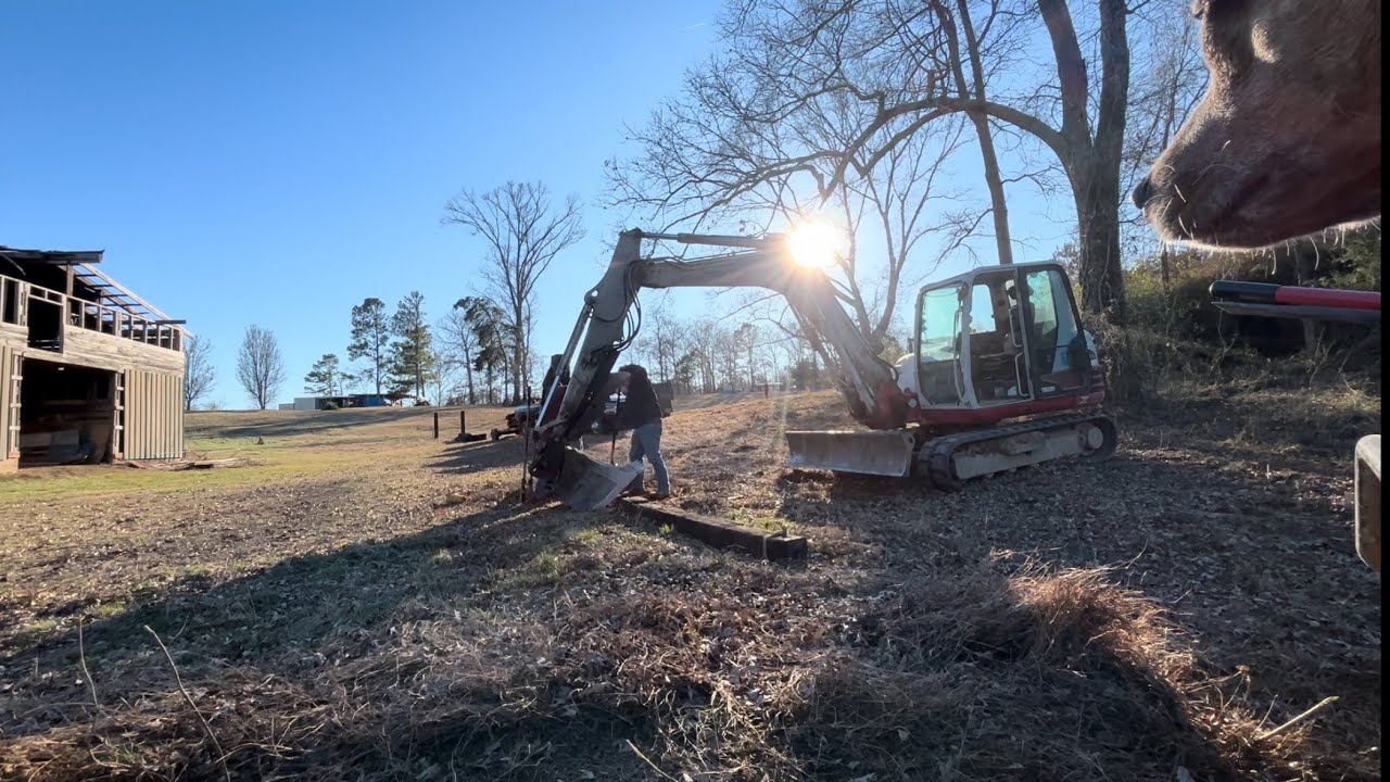 Возводится ограждение коровьего пастбища! #takeuchi #excavator