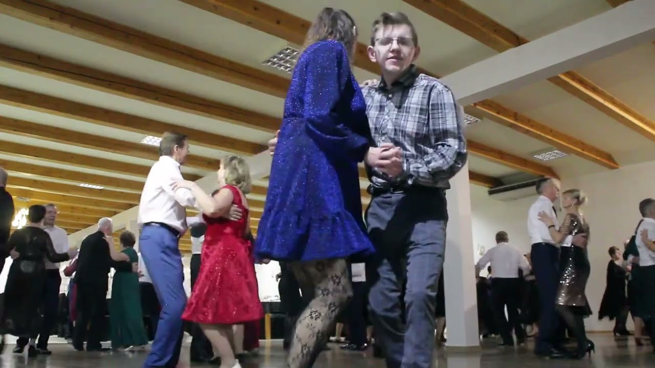 Wspaniały Sylwester w domu weselnym róża tak wspaniale tylko dla nas zagrywa kapela Henryka Gwiazdy