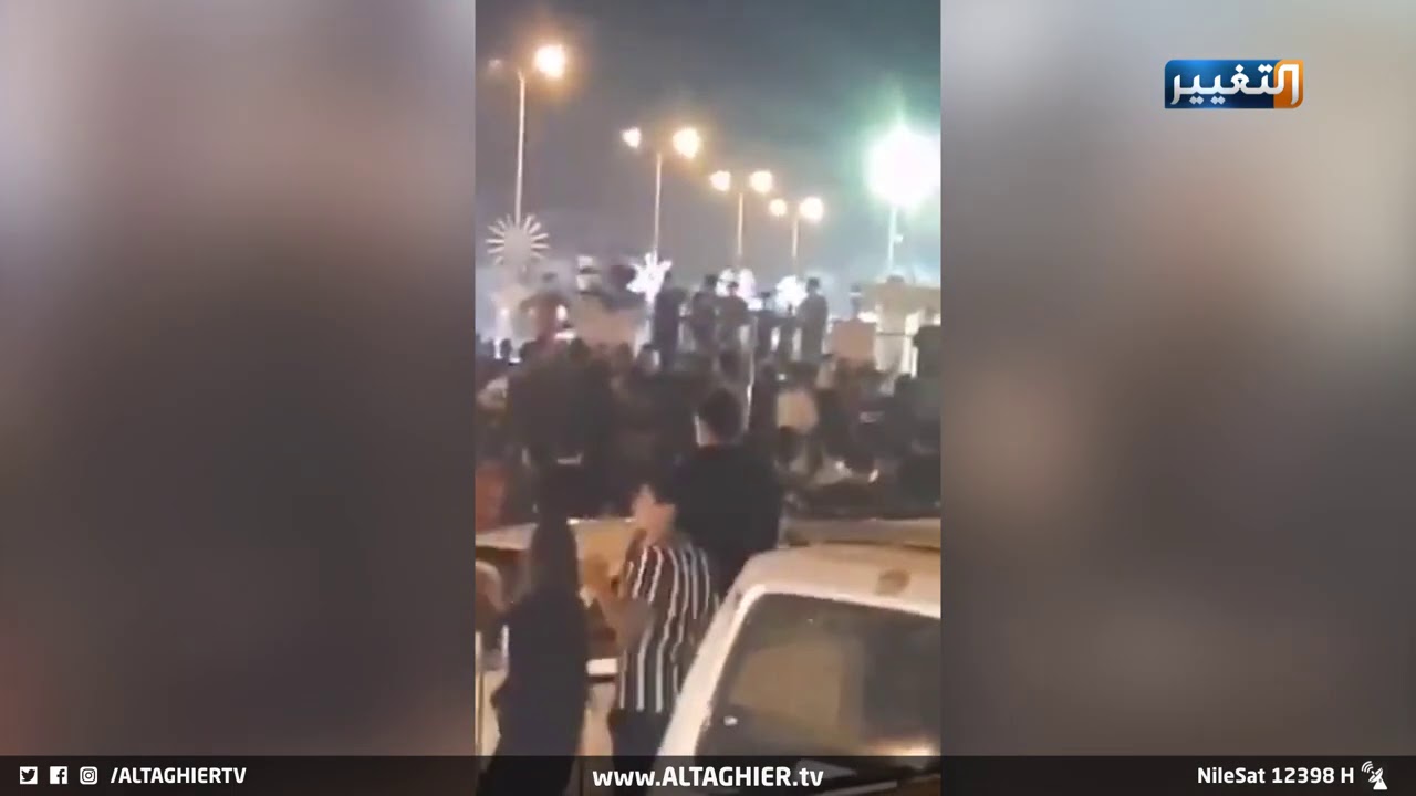 شاهد شاب يقطع الطريق السريع في الكوفة حاملاً سيفاً ويقول 
