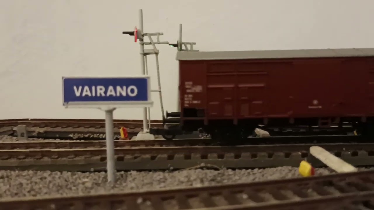 roco D214 Fs in manovra presso lo scalo di Vairano con carri misti.