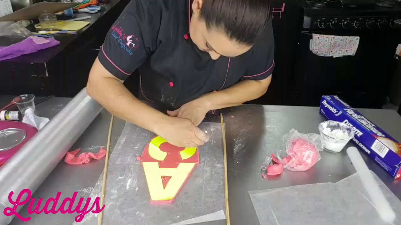 PASTEL DE GALLETAS INICIALES DE AMOR CON LUDDYS