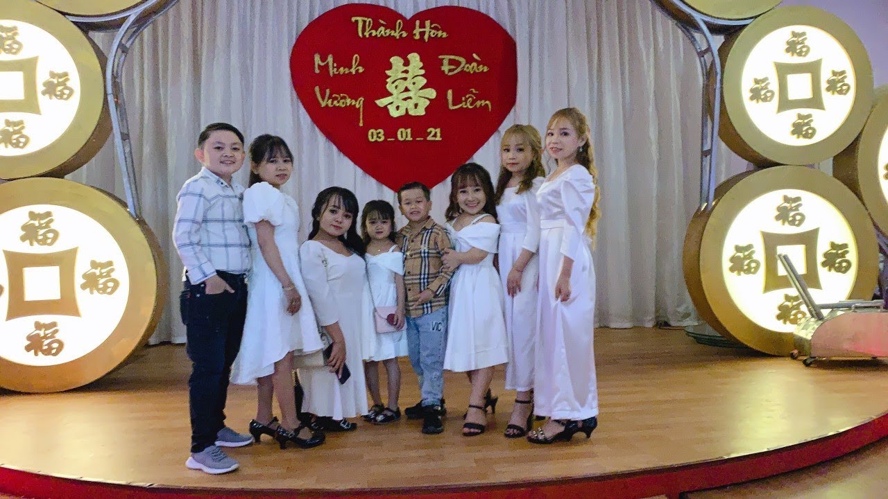 huyền và cả câu lạc bộ cùng đi ăn đám cưới