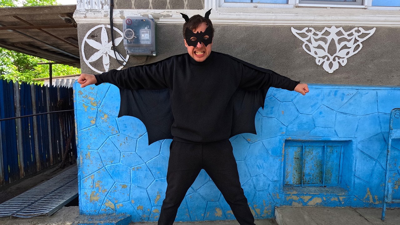BATMAN A VENIT LA MINE ACASĂ…
