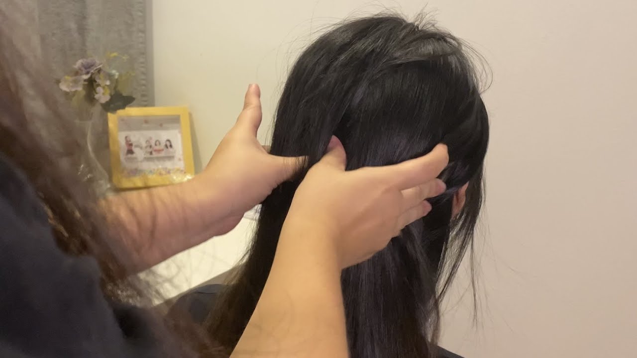 My friend trying ASMR for the first time! massaging and hair playing👭