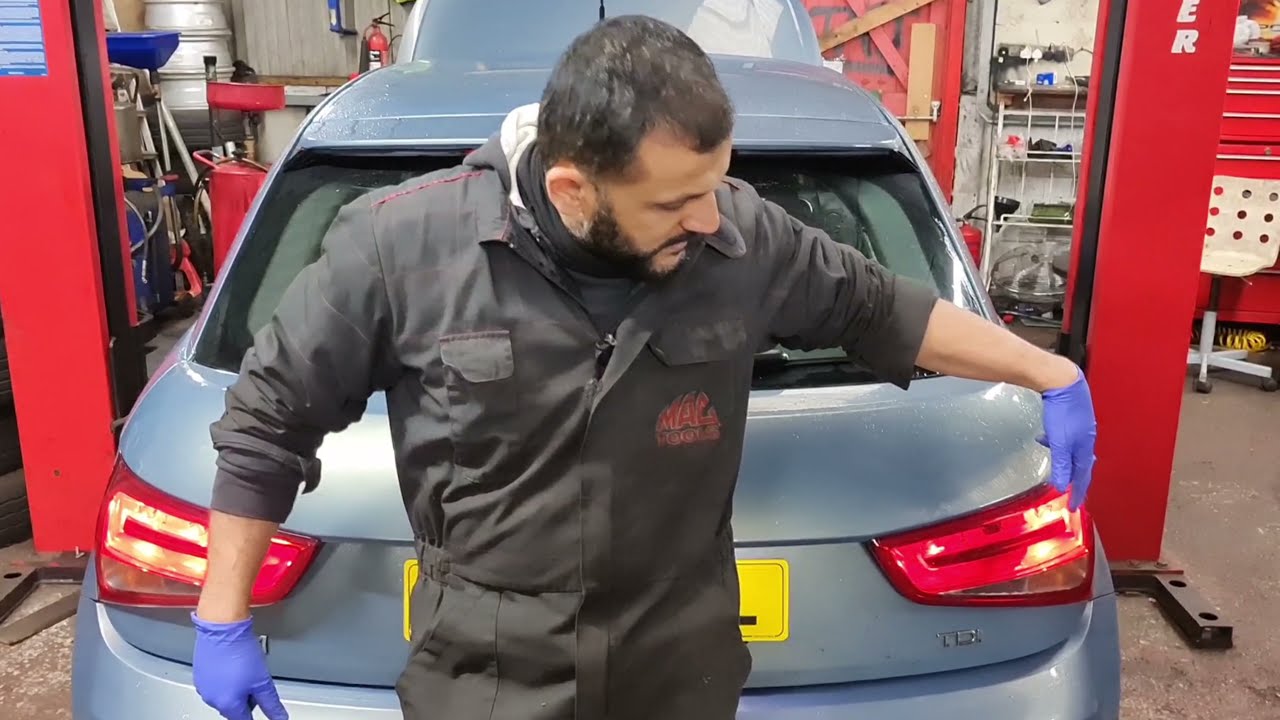 как заменить стоп-сигнал на Audi A1 2013 4K