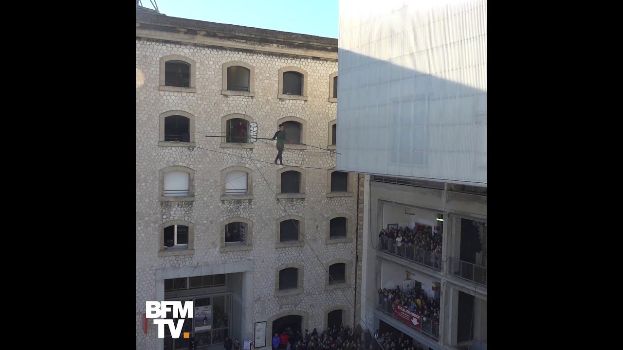 Perchée à 25 mètres et sans protections, cette funambule avance en équilibre sur son fil