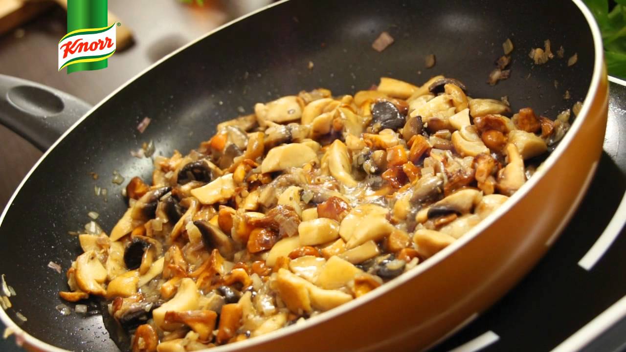Smażone polędwiczki z sosem grzybowym - jak zrobić? | Przepisy.pl