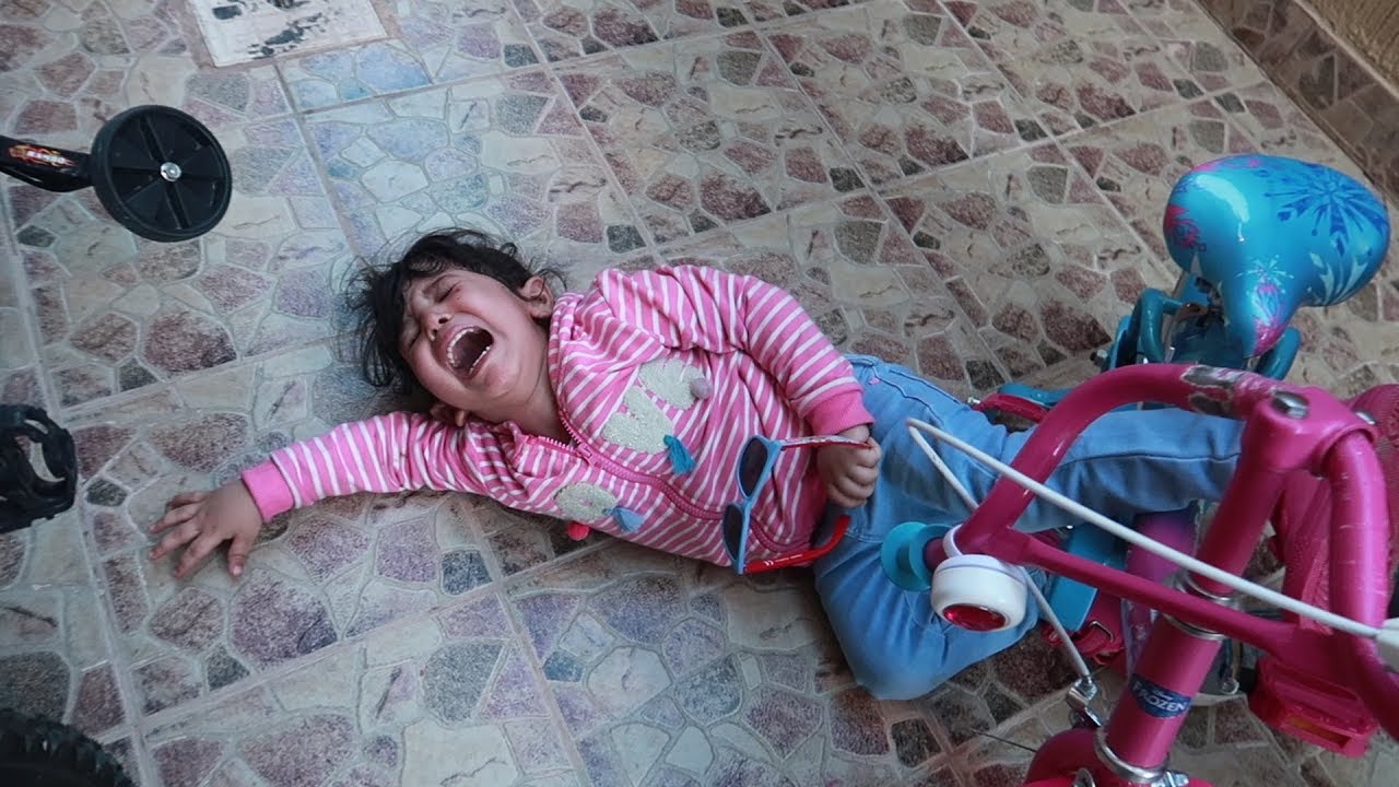 😱أليـن طاحت من السيكل // والتفت رجلها بقوه 😭🔥