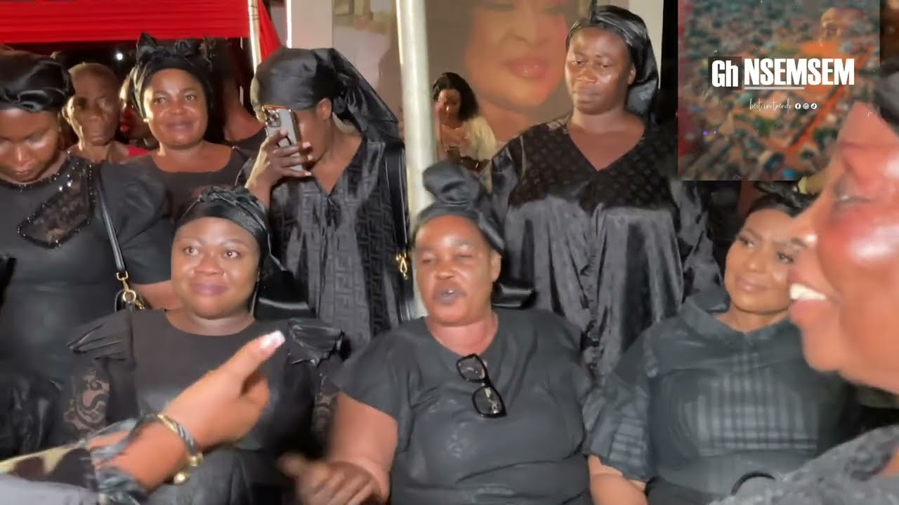 Rev Obofour’s wife cry bitterly at his Mother’s funeral 😭😭