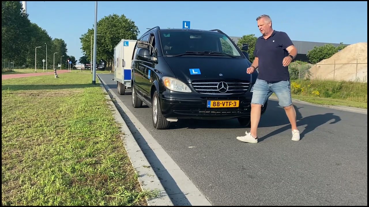 E achter B achteruit rijden tot een aangegeven punt